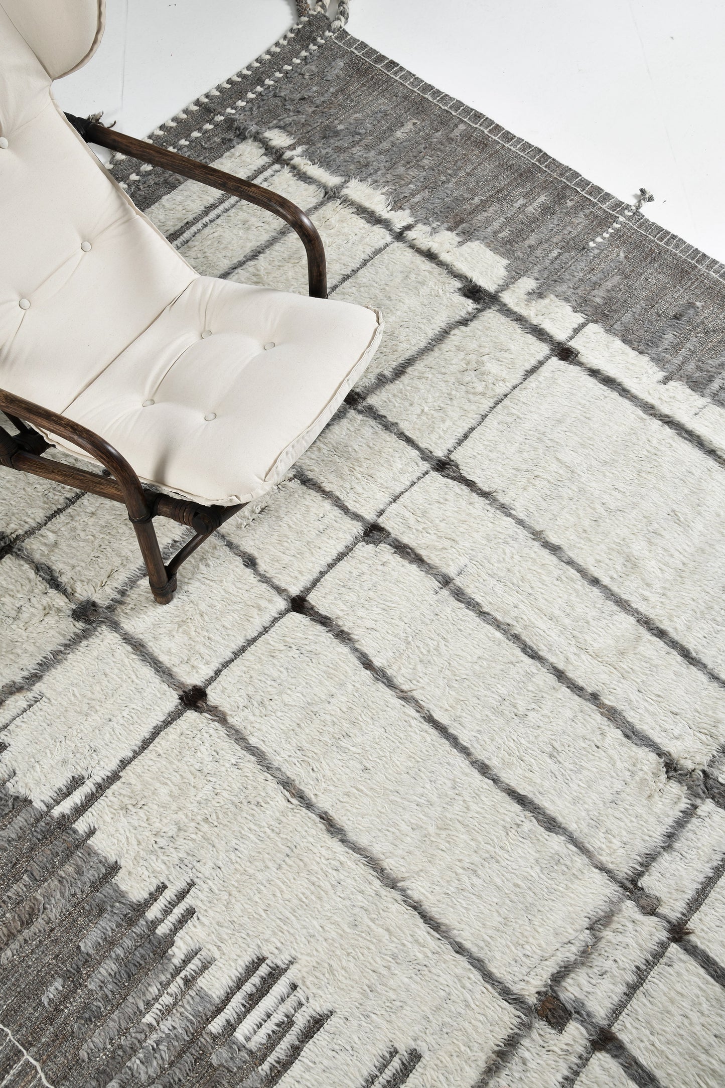 Modern Rug Image 2829 Dassin, Atlas Collection