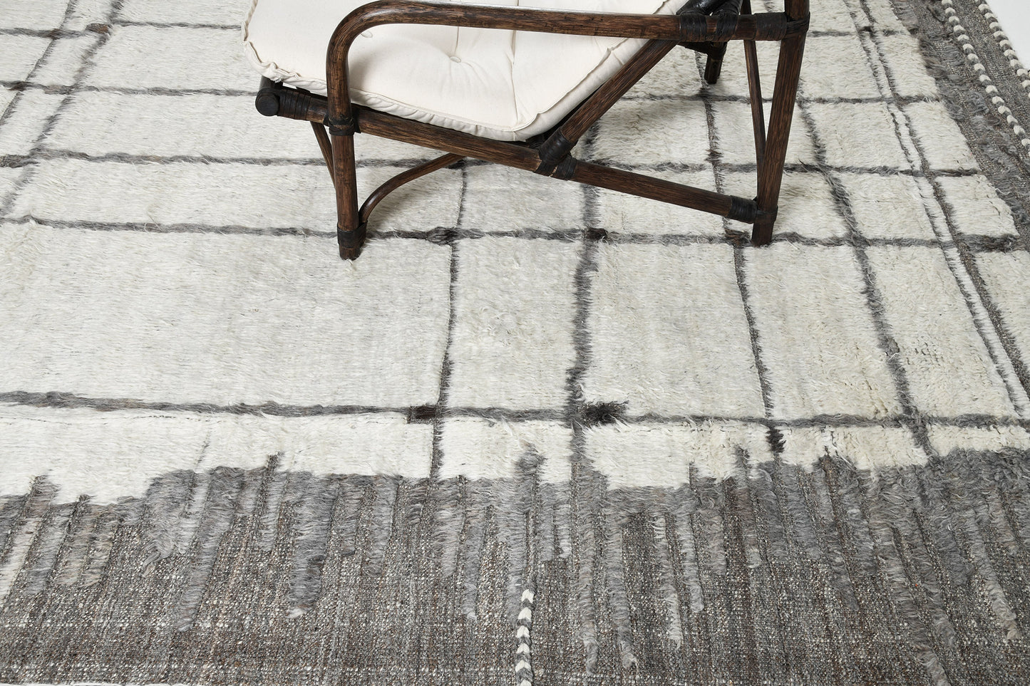 Modern Rug Image 2830 Dassin, Atlas Collection