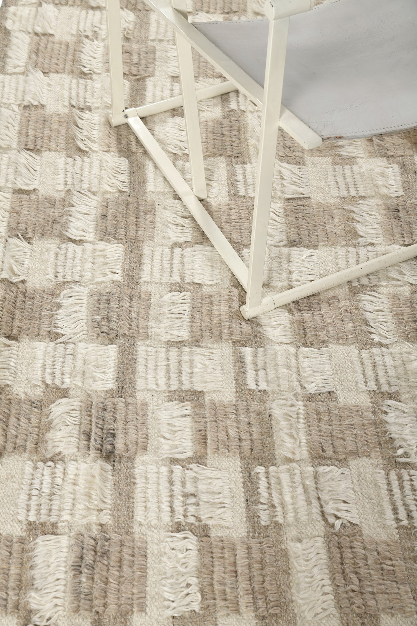 Modern Rug Image 609 Amia, Sahara Collection