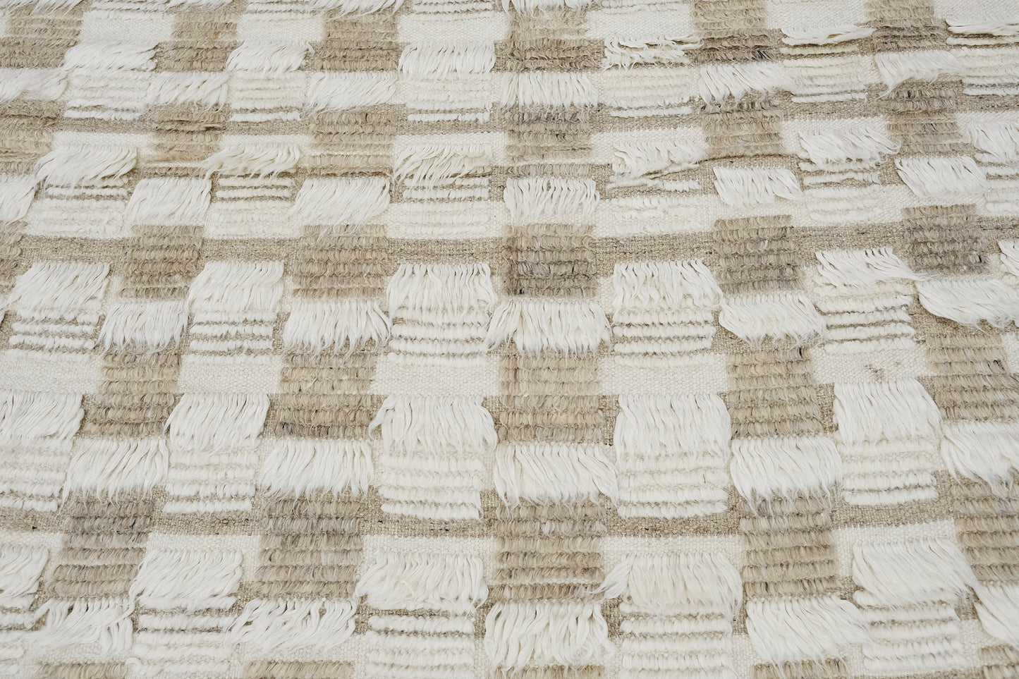 Modern Rug Image 611 Amia, Sahara Collection