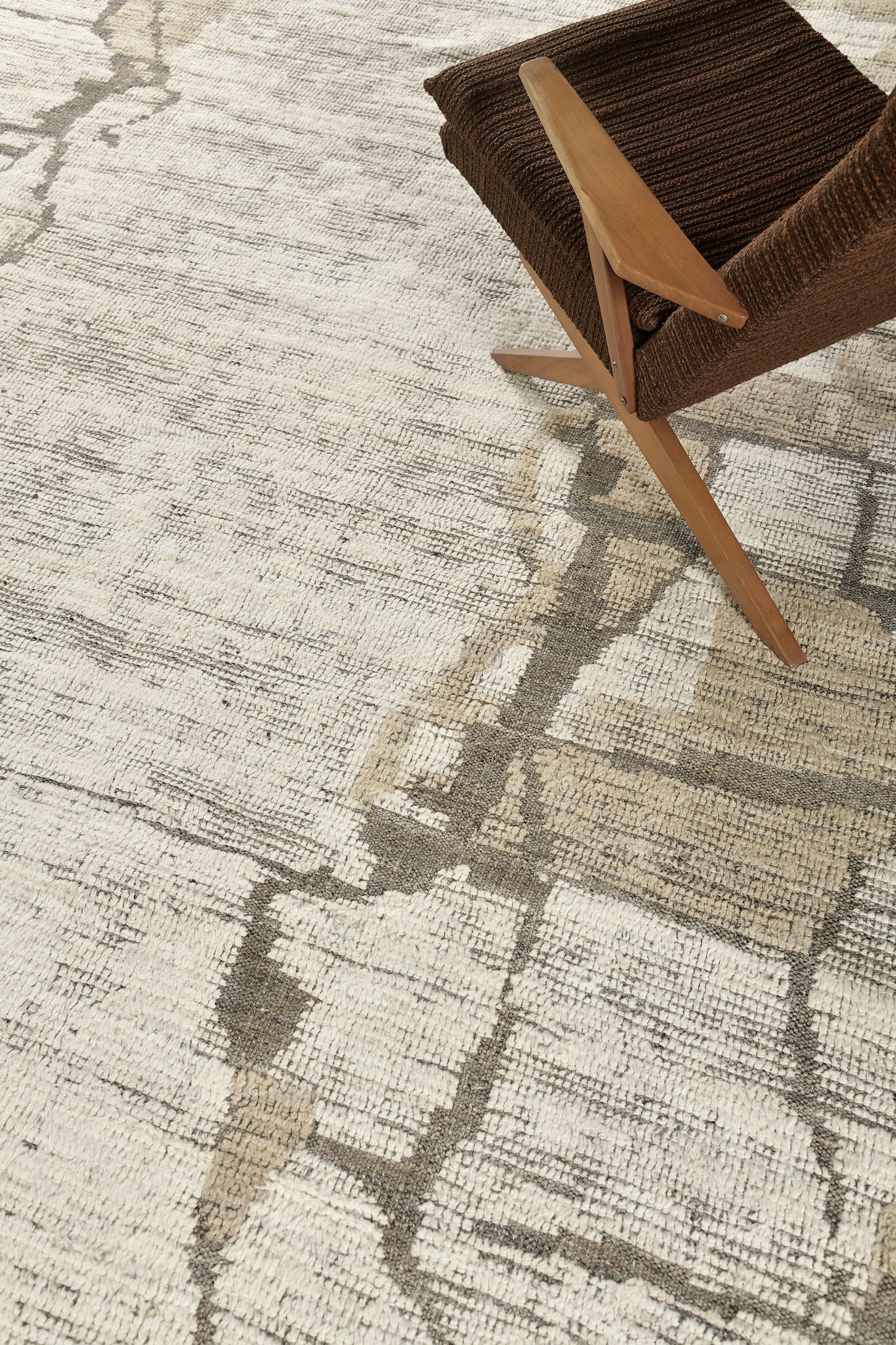 Modern Rug Image 2908 Ebruka, Atlas Collection