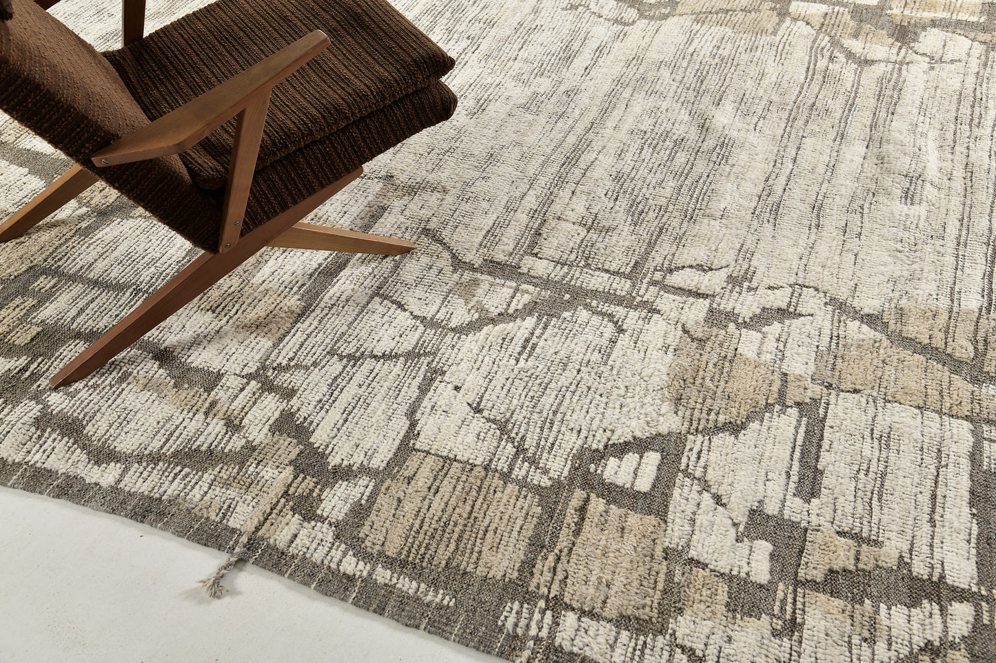 Modern Rug Image 2907 Ebruka, Atlas Collection