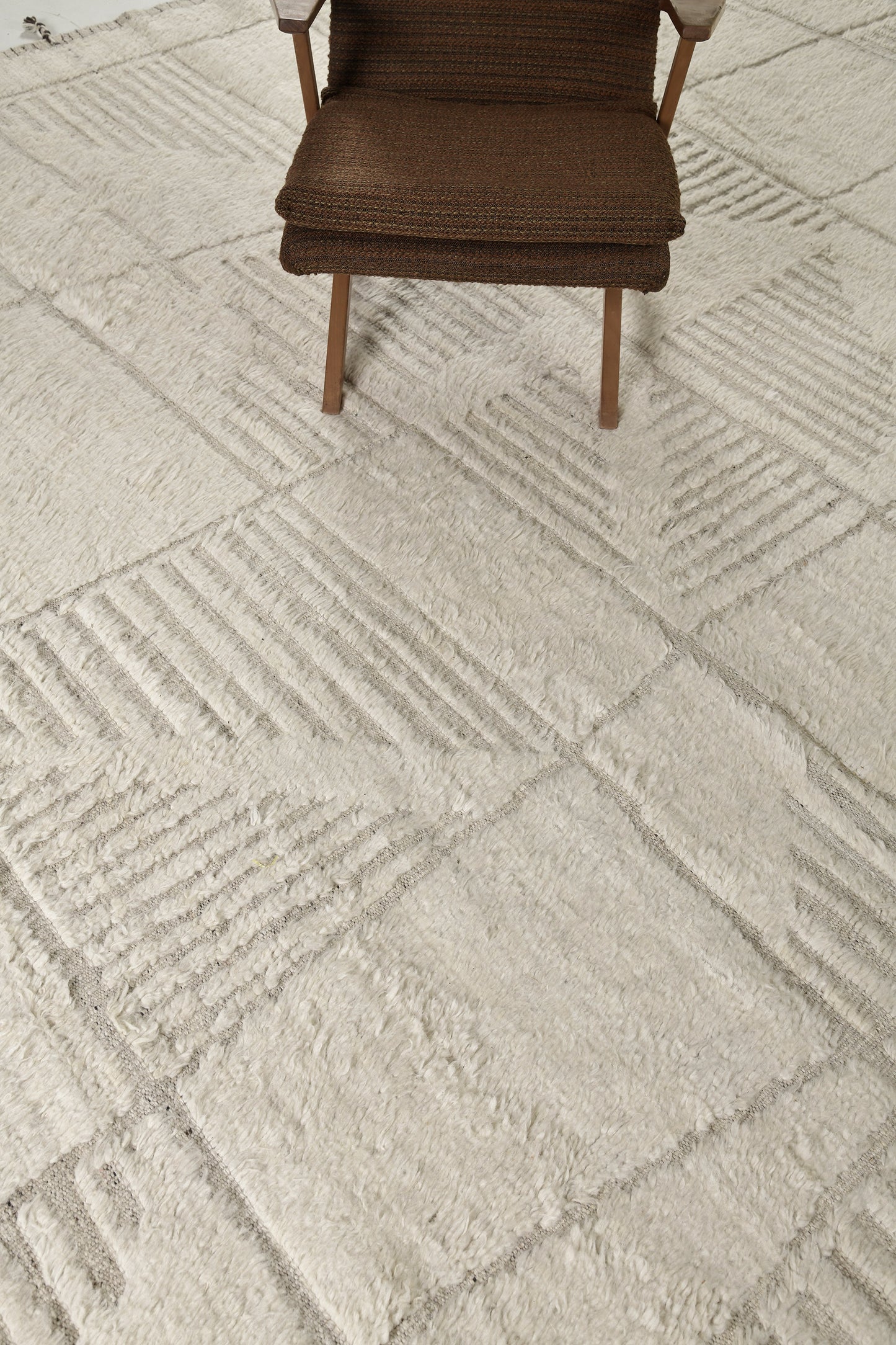 Modern Rug Image 11876 Tisent, Atlas Collection