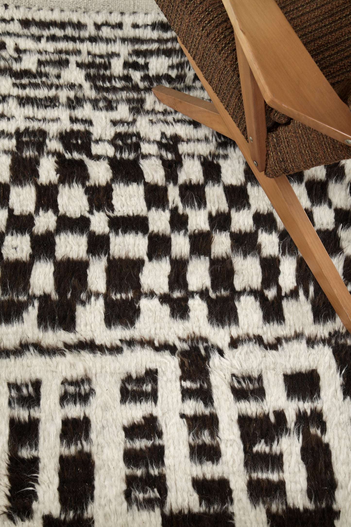 Modern Rug Image 5686 Jugo Runner, Atlas Collection