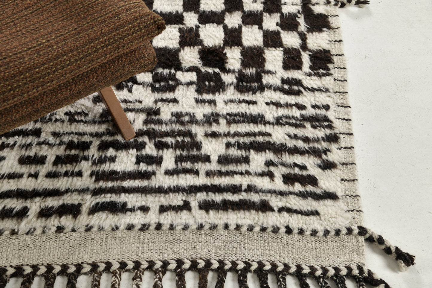 Modern Rug Image 5684 Jugo Runner, Atlas Collection