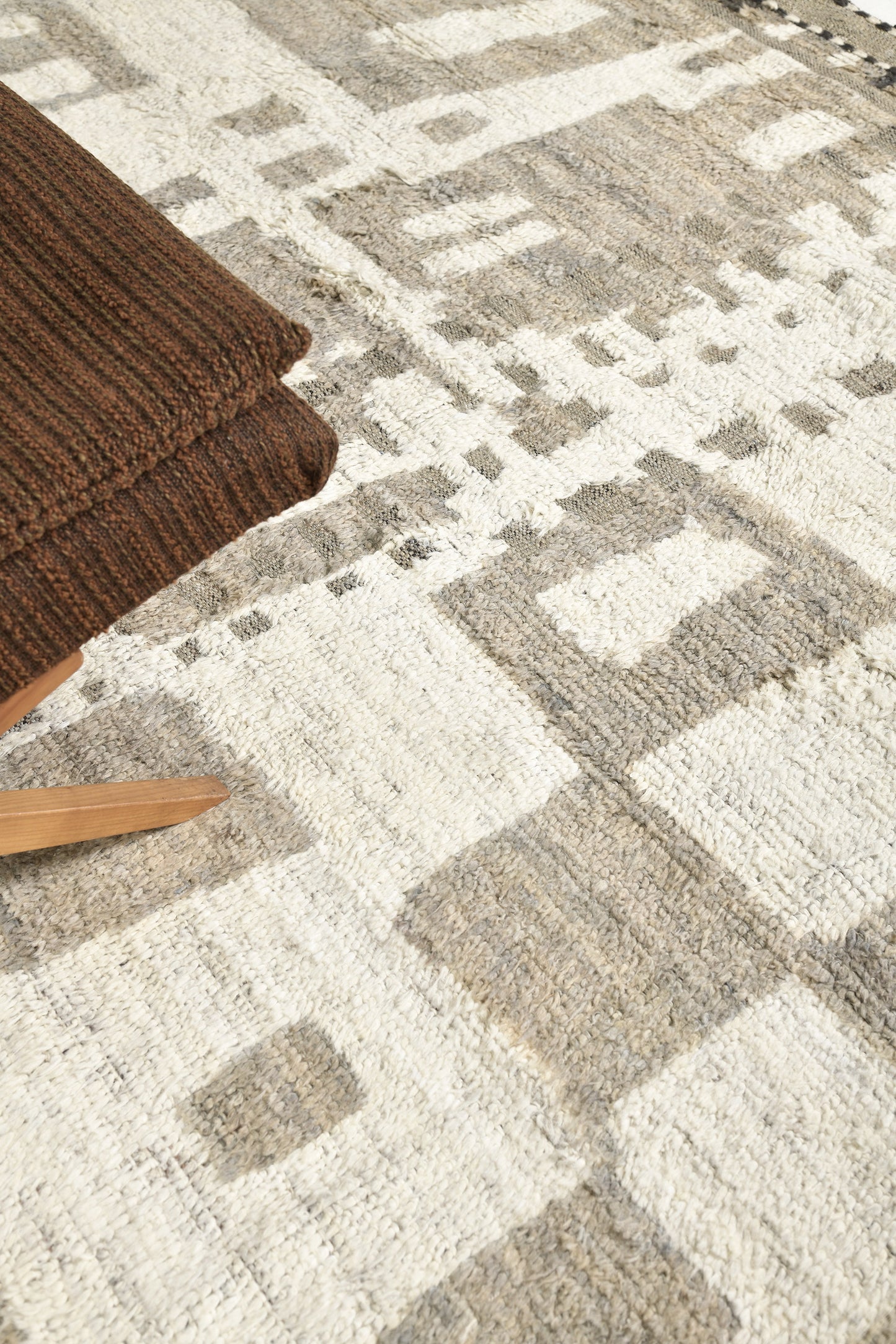 Modern Rug Image 11460 Tament, Atlas Collection