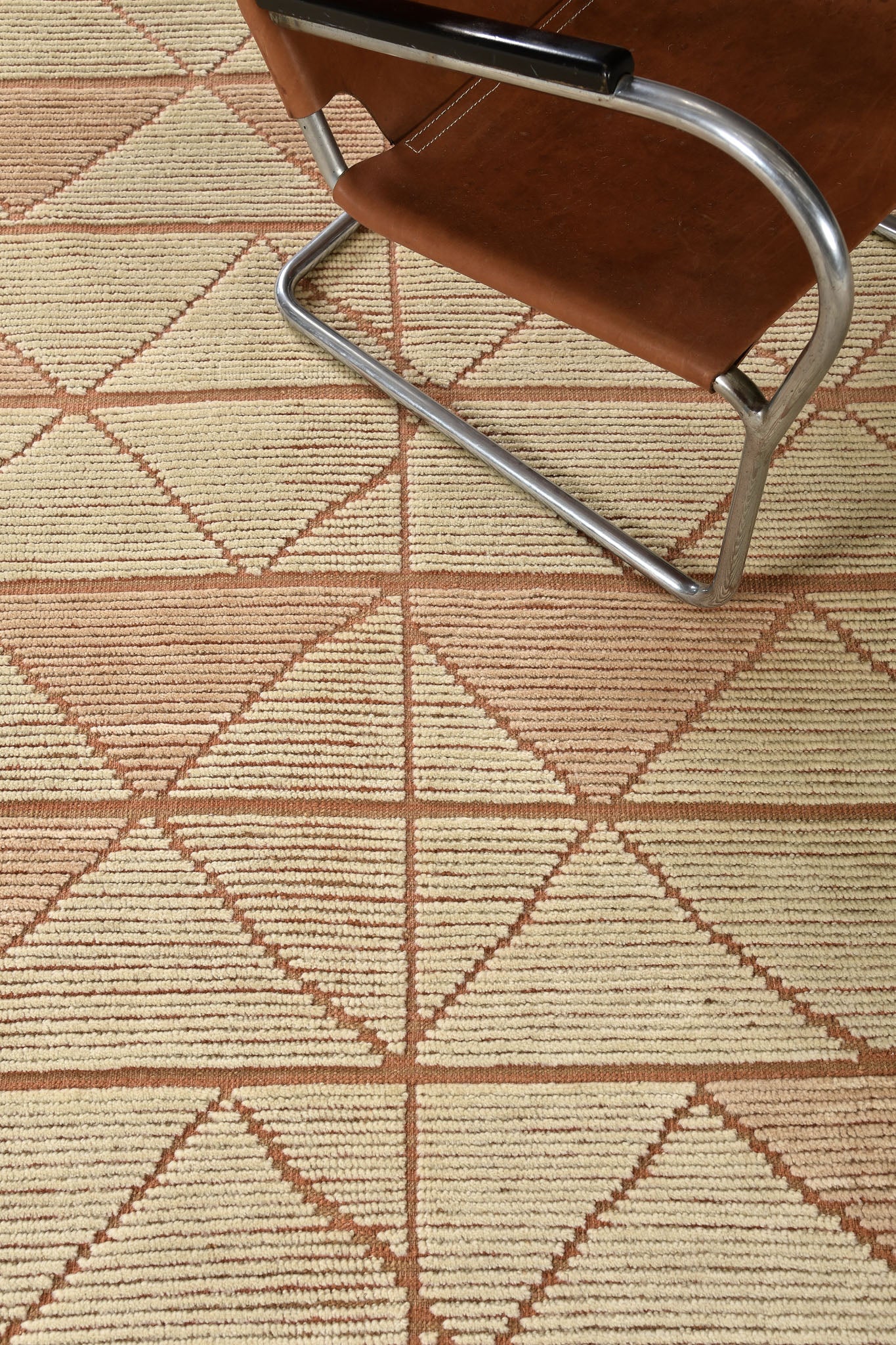 Modern Rug Image 9241 Pinotage, Estancia Collection