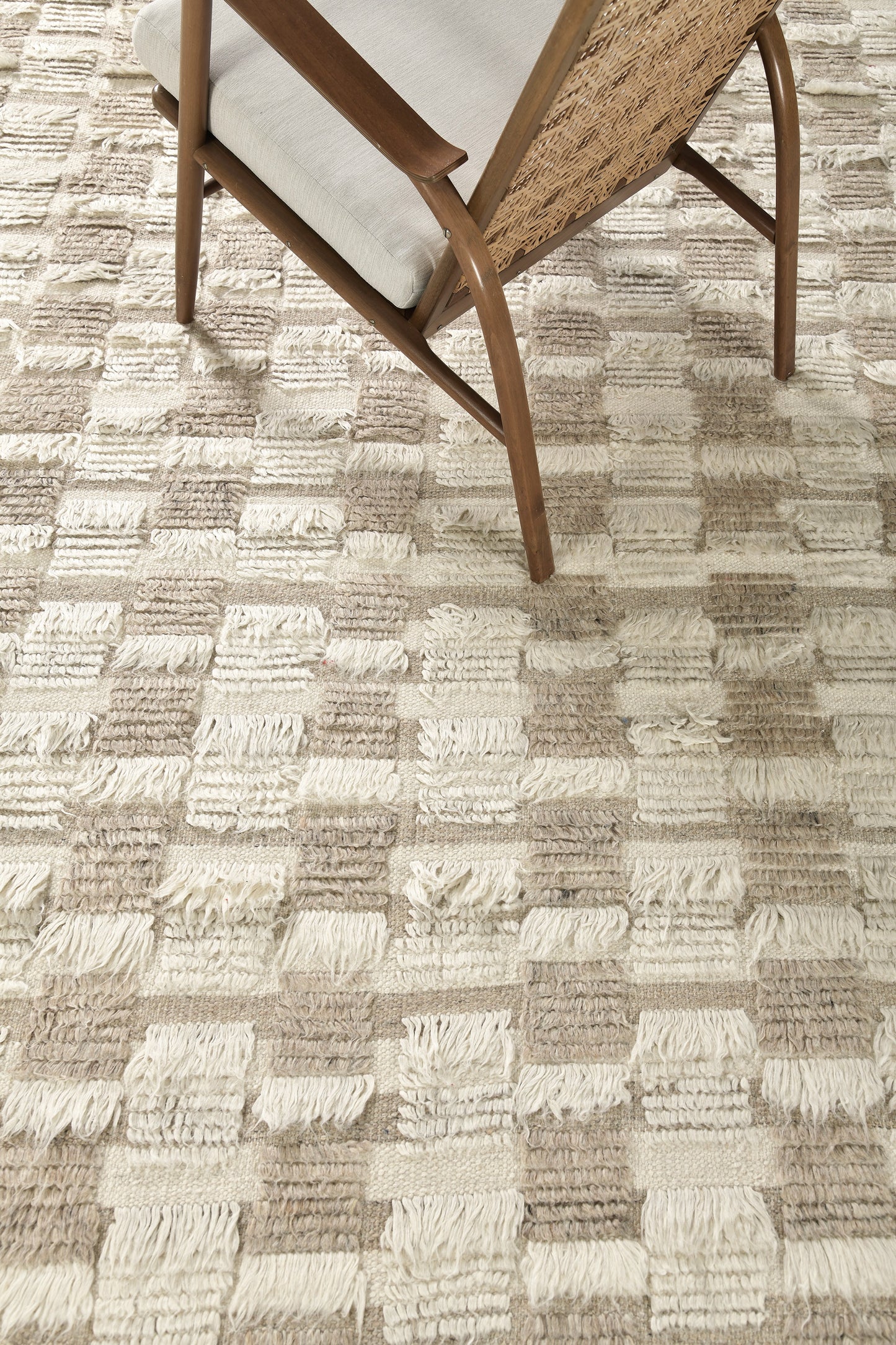 Modern Rug Image 575 Amia, Sahara Collection