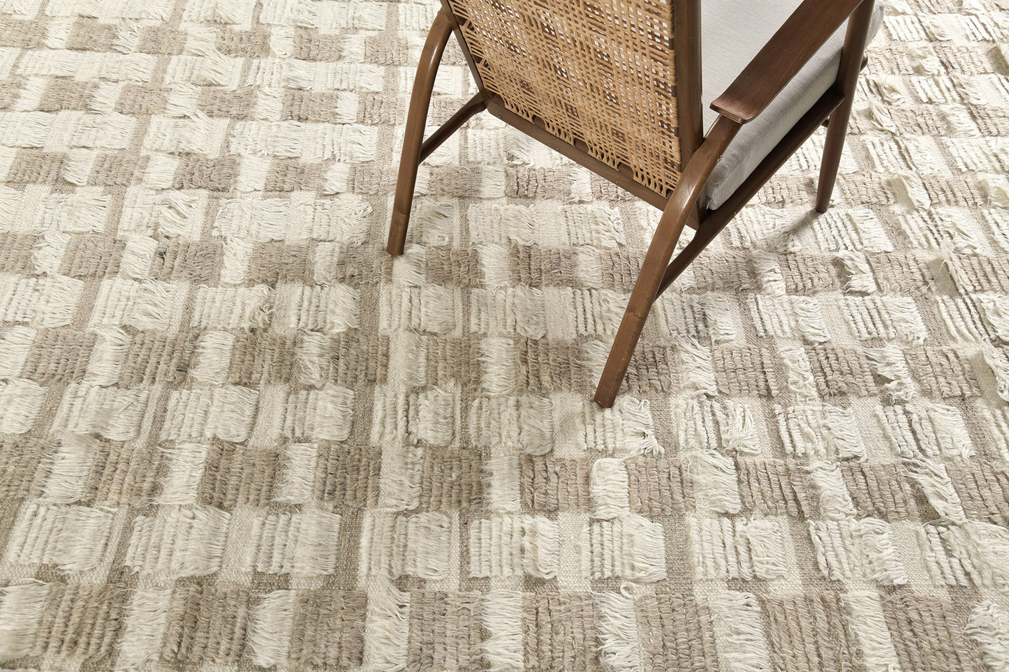 Modern Rug Image 577 Amia, Sahara Collection