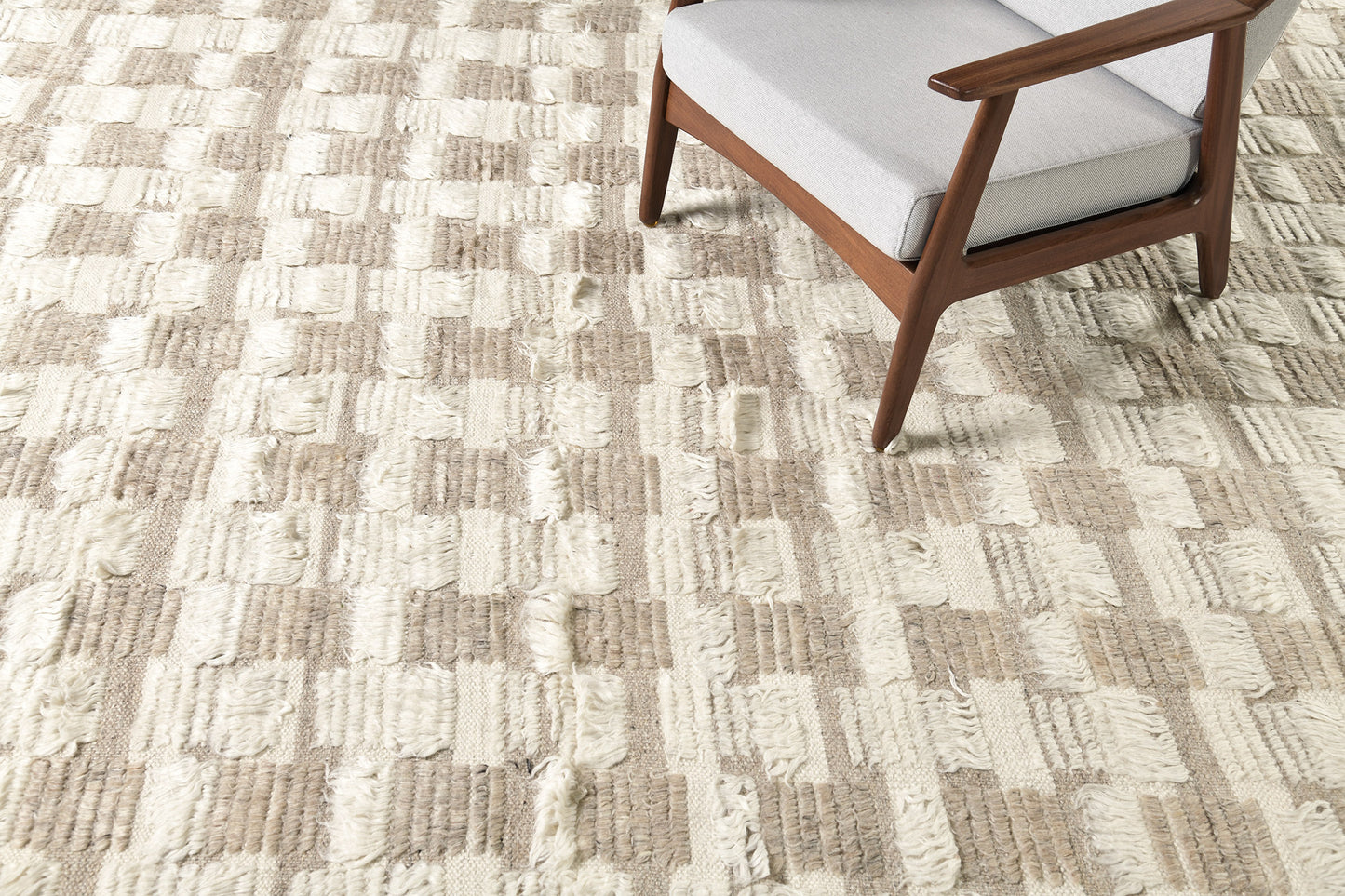 Modern Rug Image 573 Amia, Sahara Collection