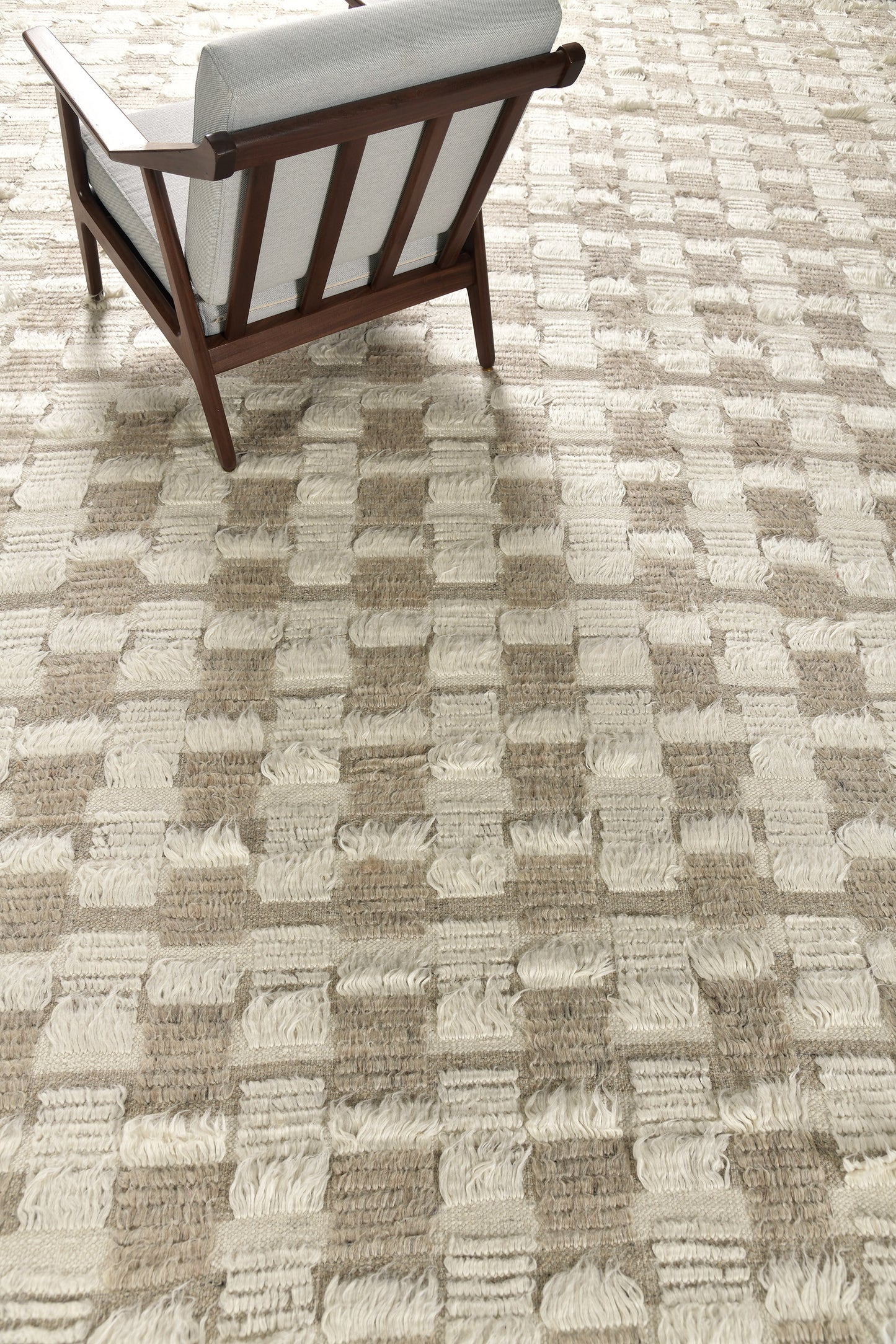 Modern Rug Image 572 Amia, Sahara Collection