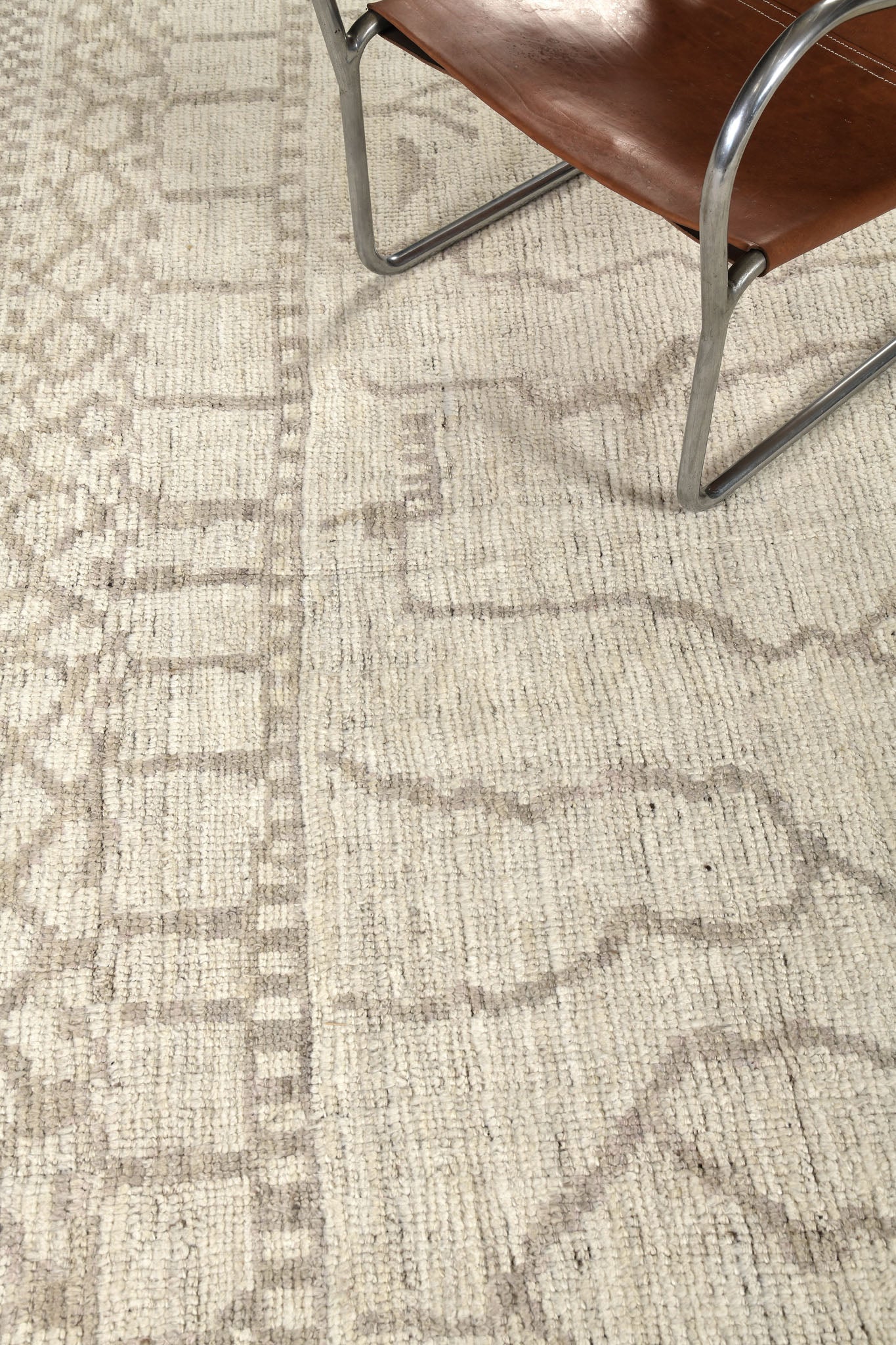 Modern Rug Image 5719 Kahve, Atlas Collection, Seasons