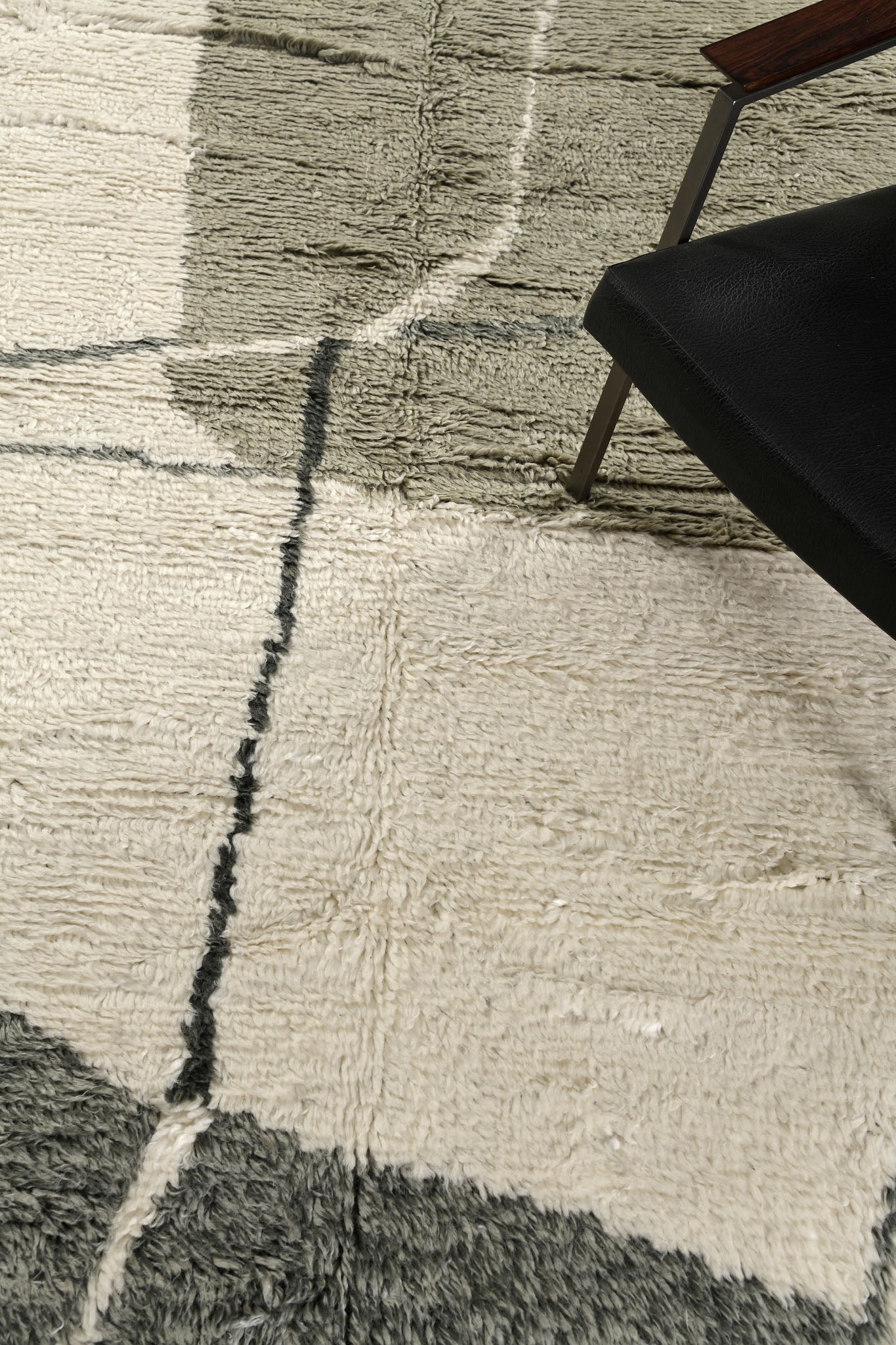 Modern Rug Image 4760 Gourougou, Oasis Collection