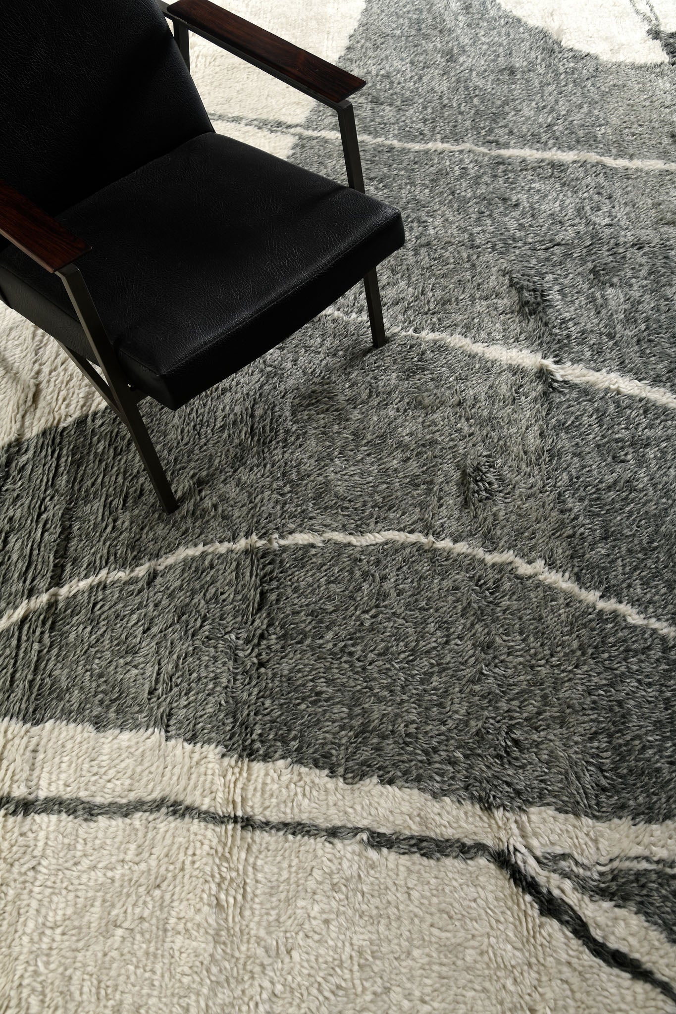 Modern Rug Image 4761 Gourougou, Oasis Collection