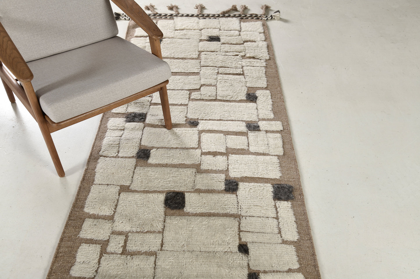 Modern Rug Image 1253 Avocet Runner, Sandpiper Collection