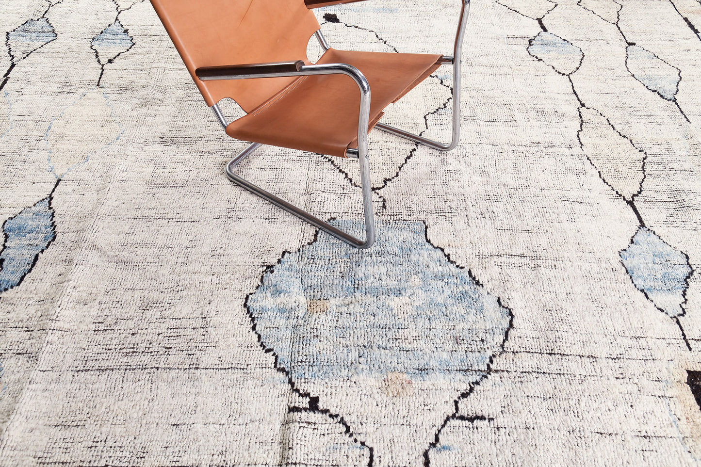 Modern Rug Image 5557 Izil, Atlas Collection, Seasons