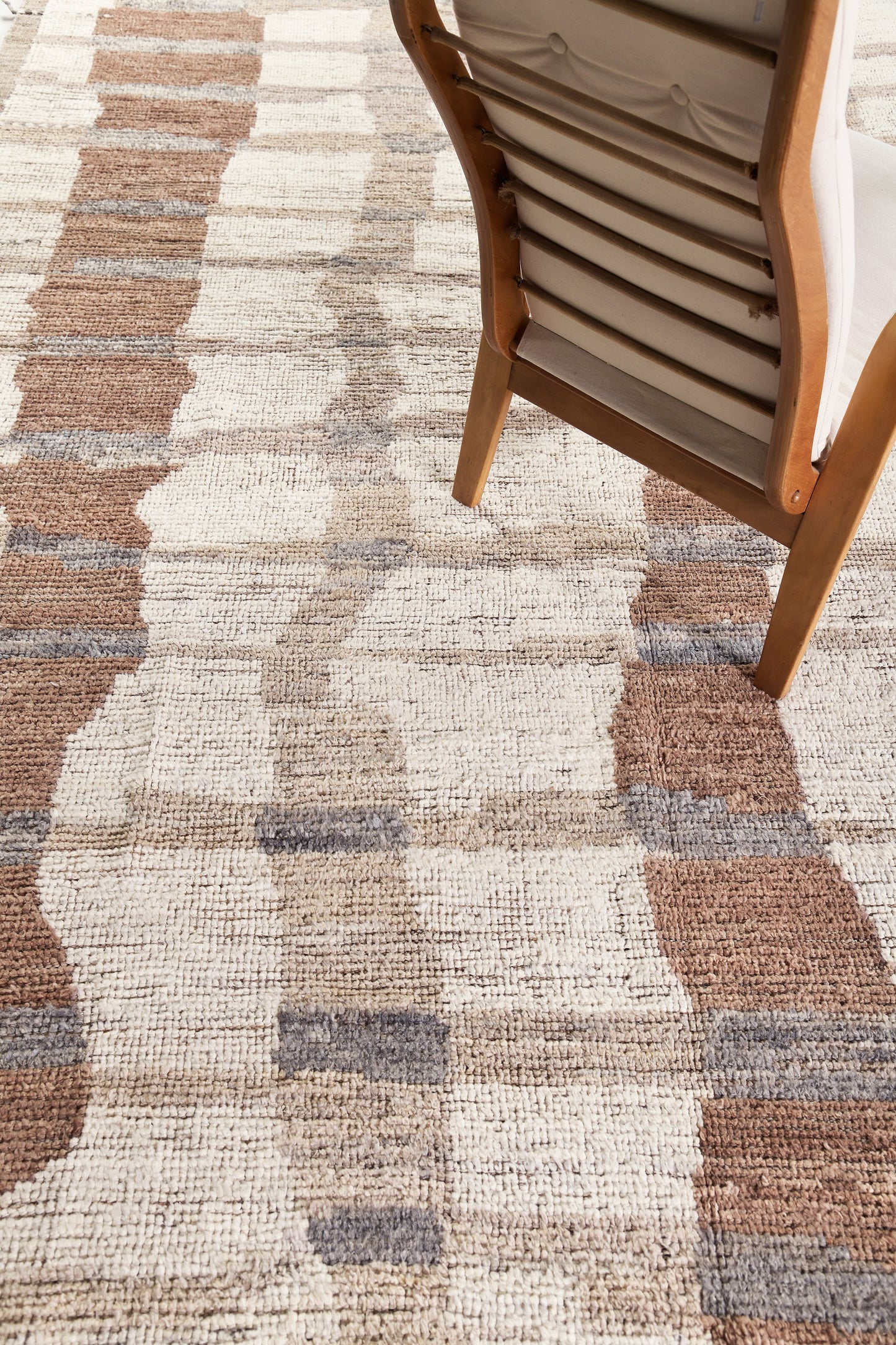 Modern Rug Image 4766 Gley, Atlas Collection