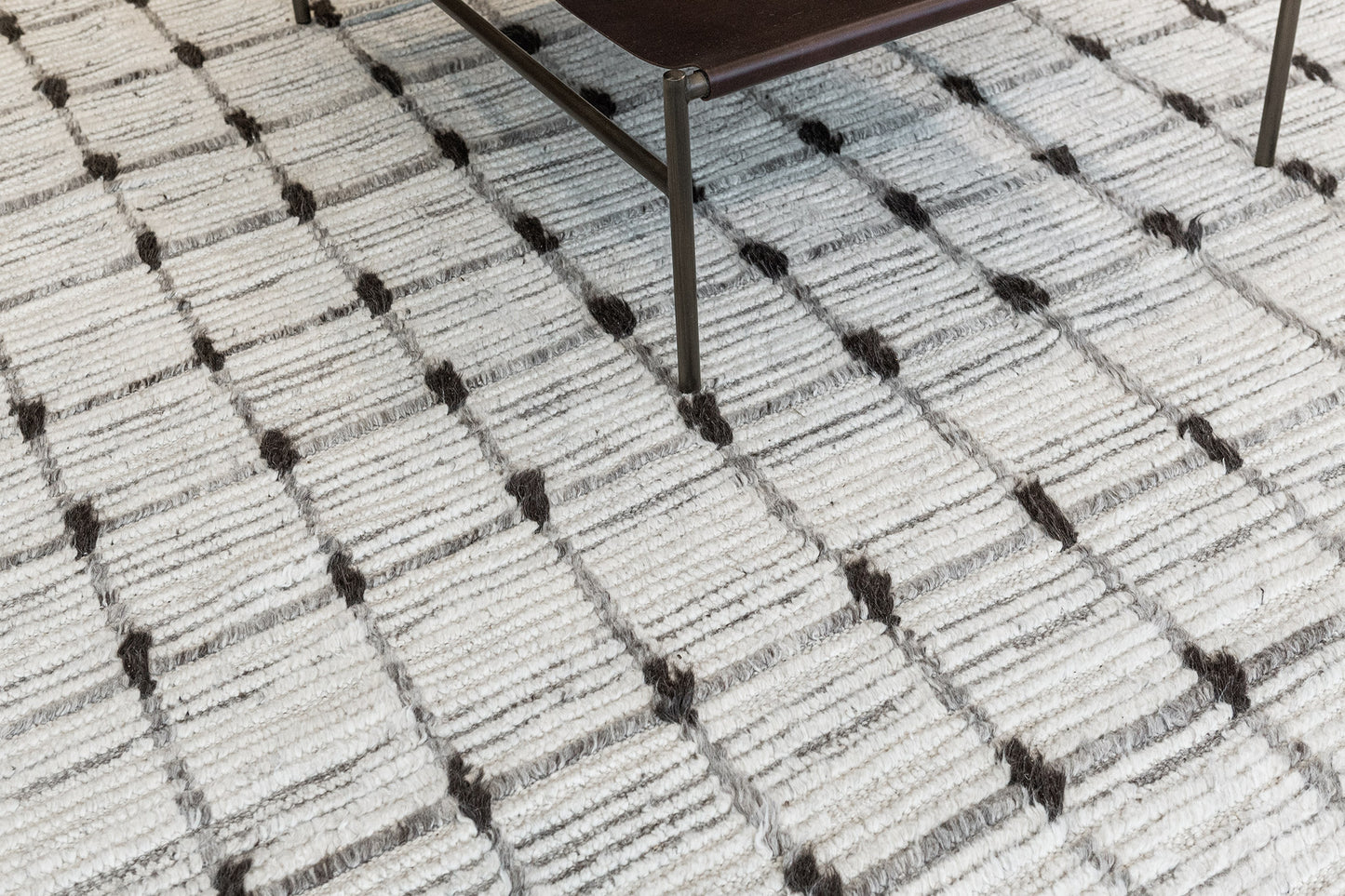 Modern Rug Image 877 Amihan, Sahara Collection