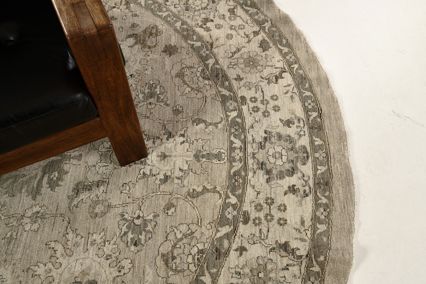 Vintage Style Sultanabad Revival Round Rug