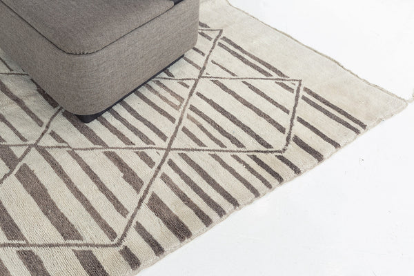Tribal Moroccan Rug Middle Atlas Tribe - handwoven in Morocco - detailed border and fringe