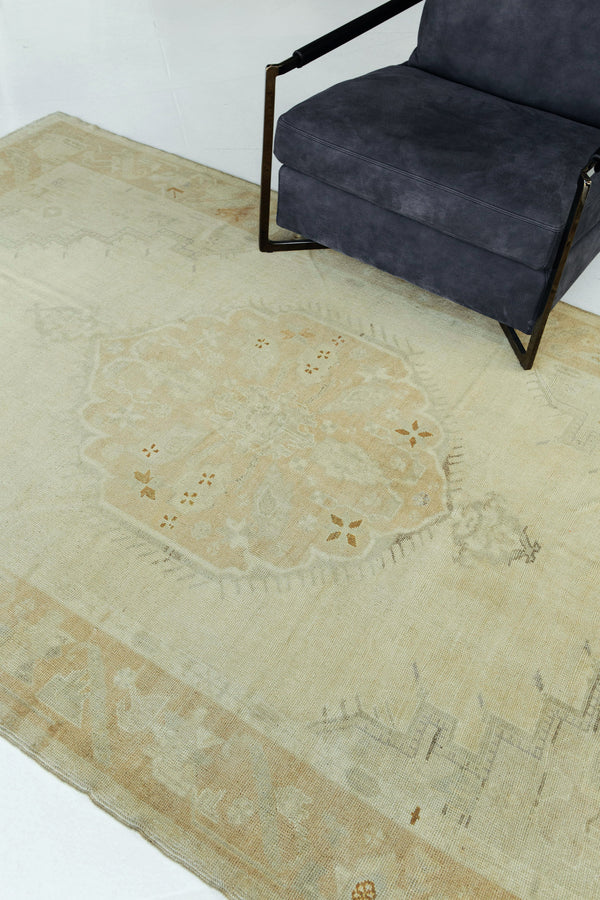 Vintage Turkish Anatolian Rug - hand-knotted in Turkey - detailed border and fringe [#117]