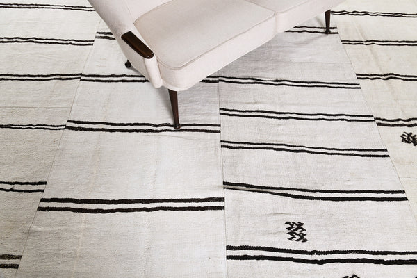 Vintage Turkish Duz Kilim - flat-weave kilim, hand-knotted in Turkey - full length showing color variation [#2]