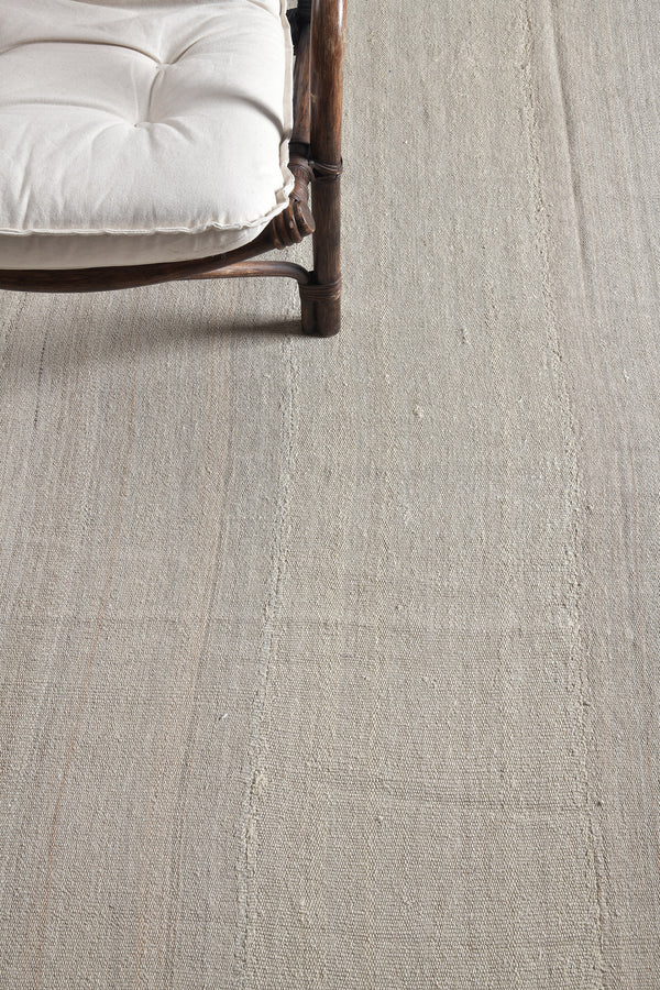 Turkish Kilim Flat Weave - flat-weave kilim, hand-knotted in Turkey - close-up of weave texture and pile