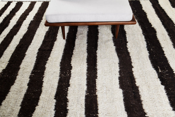 Libeccio, Haute Bohemian, Ivory Brown - close-up of weave texture and pile