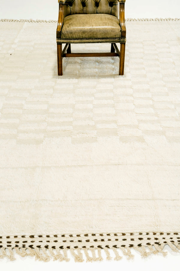 Sirocco, Haute Bohemian, Ivory - detailed border and fringe