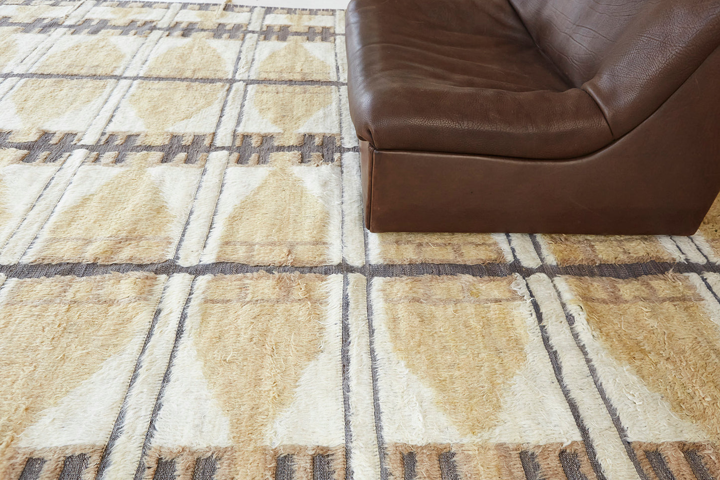 Thus, Kust Collection, Charcoal Gold - close-up of weave texture and pile