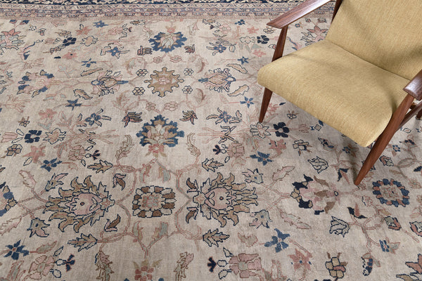Antique Persian Sultanabad Rug - detailed border and fringe