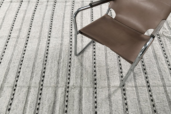 Abrolhos, Haute Bohemian, Ivory - close-up of weave texture and pile
