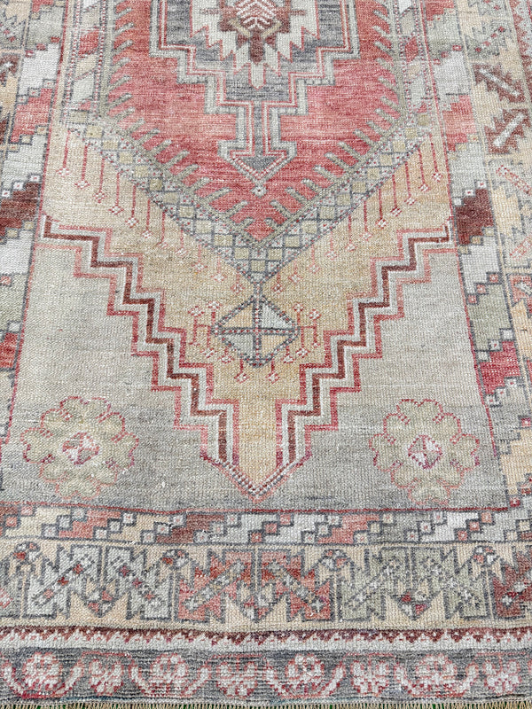 Vintage Turkish Anadol - hand-knotted in Turkey - detailed border and fringe