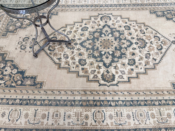 Vintage Turkish Taspinar - hand-knotted in Turkey - close-up of weave texture and pile [#6]