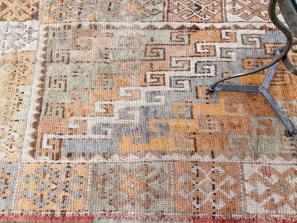 Vintage Turkish Hasandauy Oushak - hand-knotted in Turkey - close-up of weave texture and pile