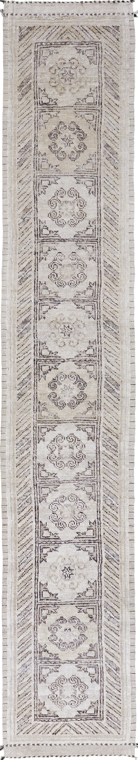Delpzir Runner, Domicile Collection, Ivory Umbra