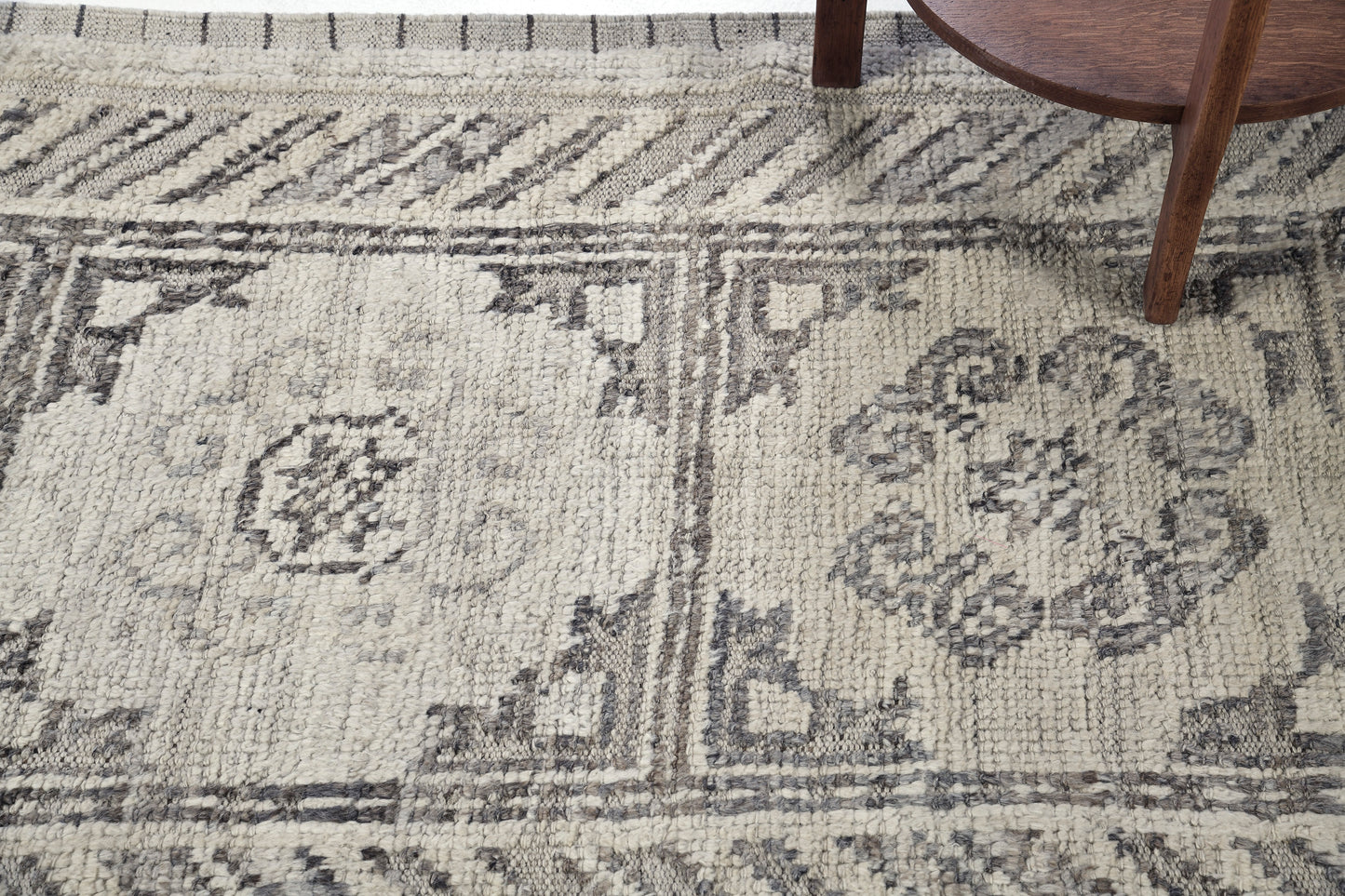 Delpzir Runner, Domicile Collection, Ivory Umbra