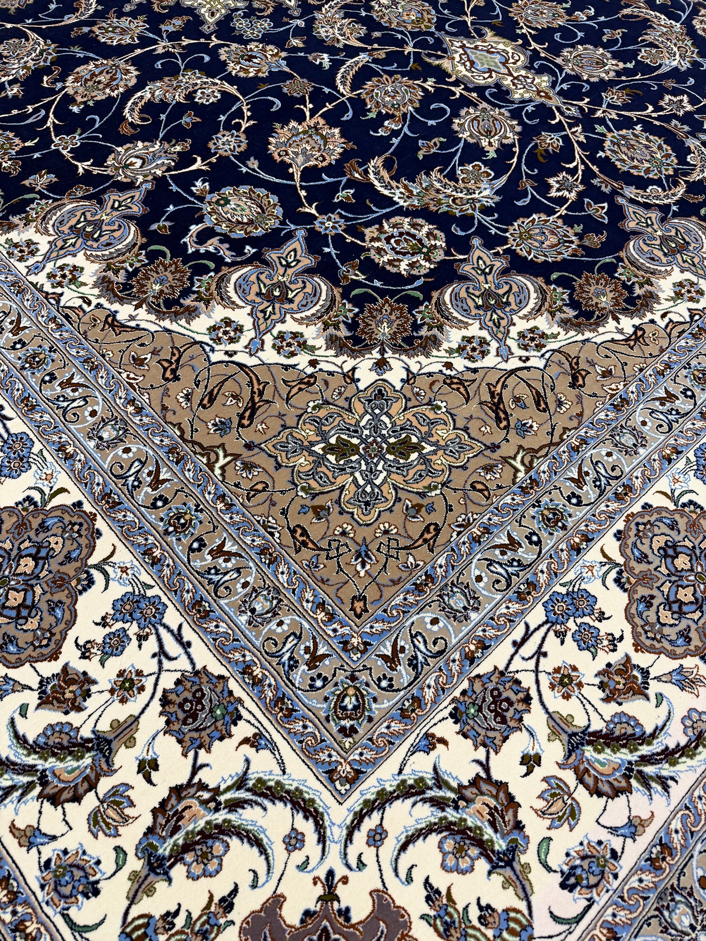 Ex-Fine Isfahan Silk Foundation