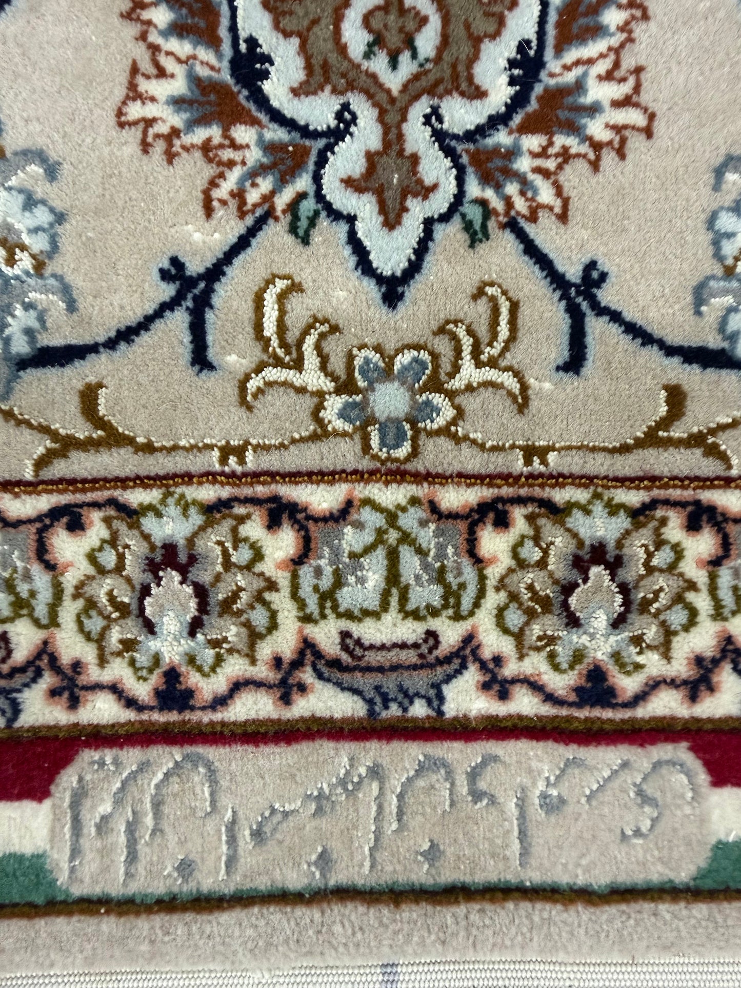 Fine Persian Isfahan Davari - detailed border and fringe