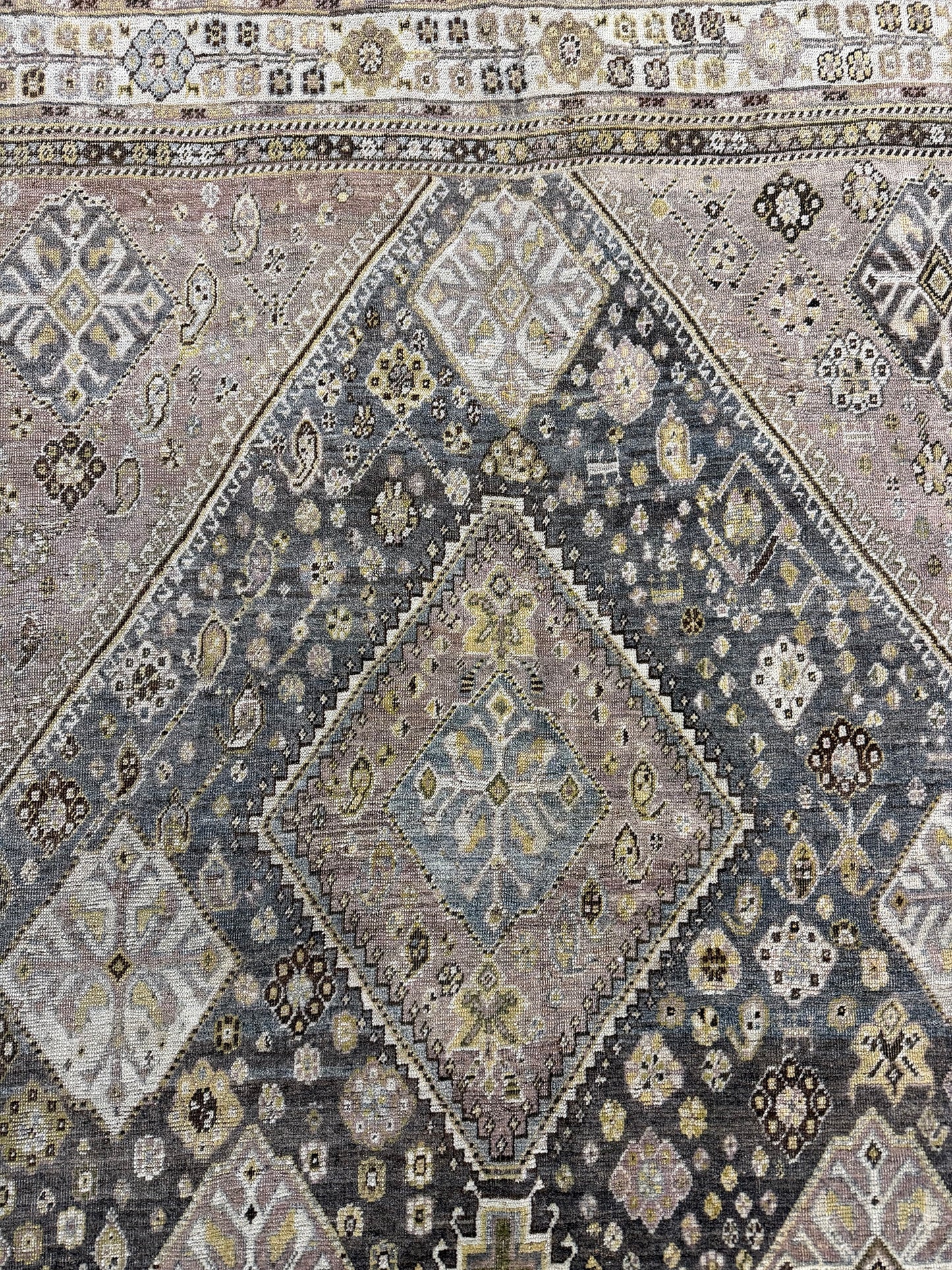 Antique Persian Shiraz - detailed border and fringe
