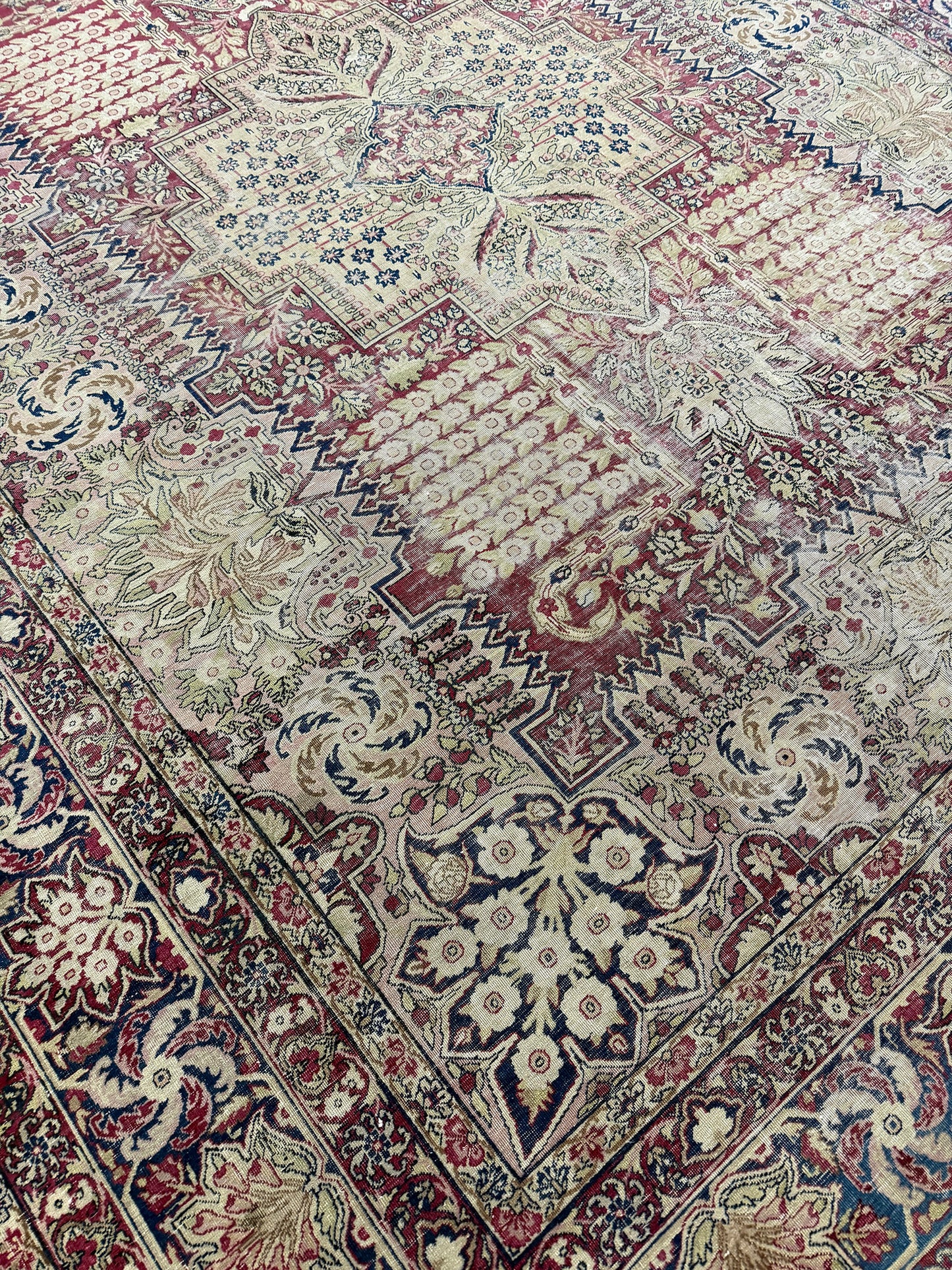 Antique Persian Kermanshah Rug - detailed border and fringe