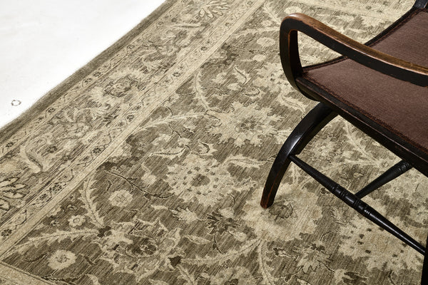 Vintage Style Sultanabad Design Rug - close-up of weave texture and pile