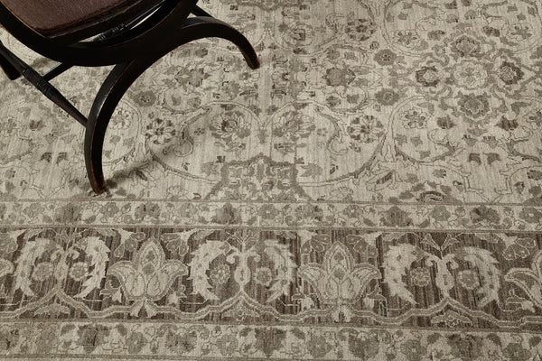 Vintage Style Traditional Design Rug - detailed border and fringe