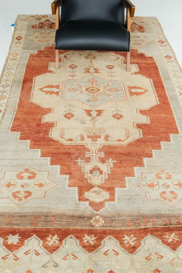 Vintage Turkish Anatolian Rug - hand-knotted in Turkey - detailed border and fringe [#70]