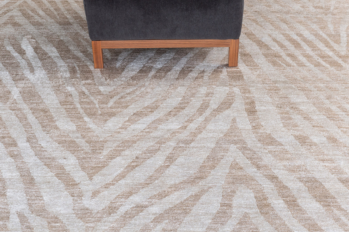 Modern Rug Image 7848 Modern Design Bamboo Silk Rug Zuri