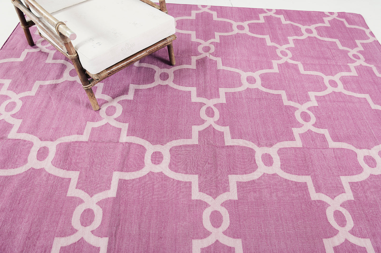Contemporary Flat-Weave Rug Cielo Collection Hojas Fuchsine