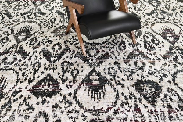 Ikat Design Rug Sari Silk - pure silk - close-up of weave texture and pile