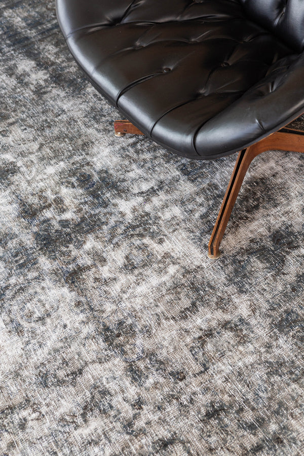 Vintage Distressed Rug - detailed border and fringe [#3]