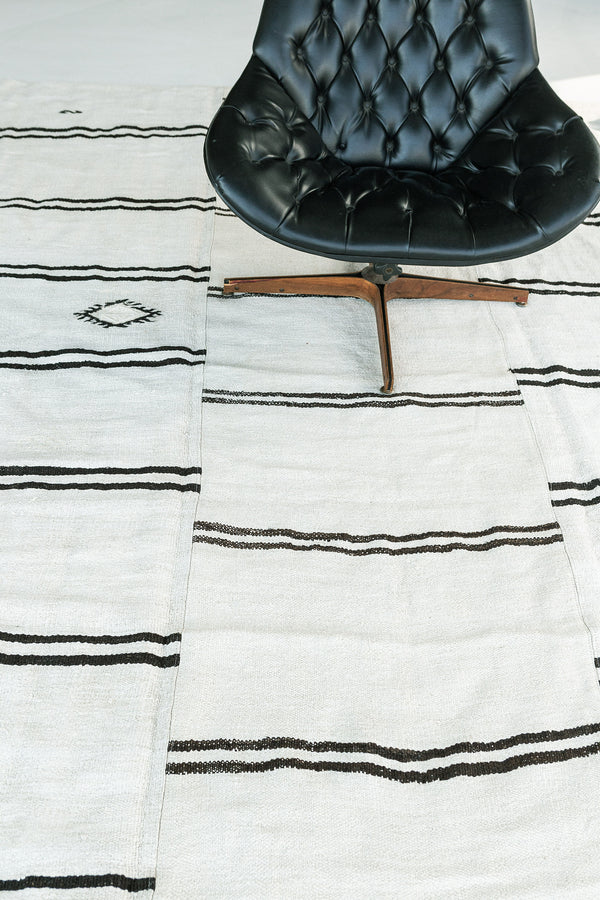 Vintage Turkish Duz Kilim - flat-weave kilim, hand-knotted in Turkey - full length showing color variation [#3]