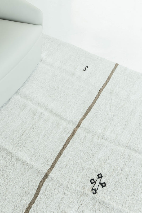 Vintage Anatolian Turkish Flat Weave Kilim - flat-weave kilim, hand-knotted in Turkey - styled in room setting [#39]